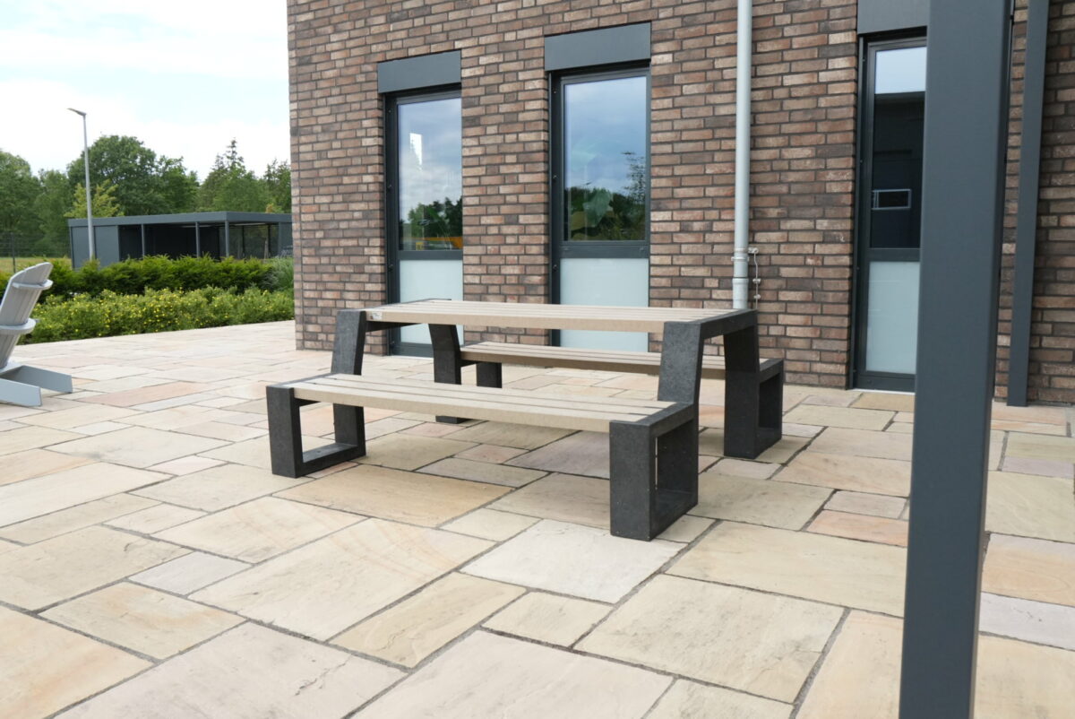 Govaplast Matrix parkmeubilair voor Beton und Monier Bau GmbH 6 Govaplast Matrix picknicktafel geplaatst op zonnig terras van Beton und Monier Bau GmbH